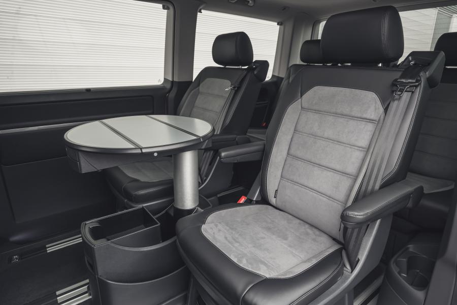 Интерьер Volkswagen Caravelle (T6.1) 2020 года  (UK) (фото 22 из 38)